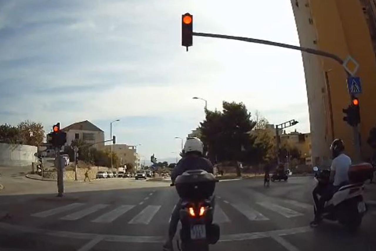Biciklom prošao kroz crveno
