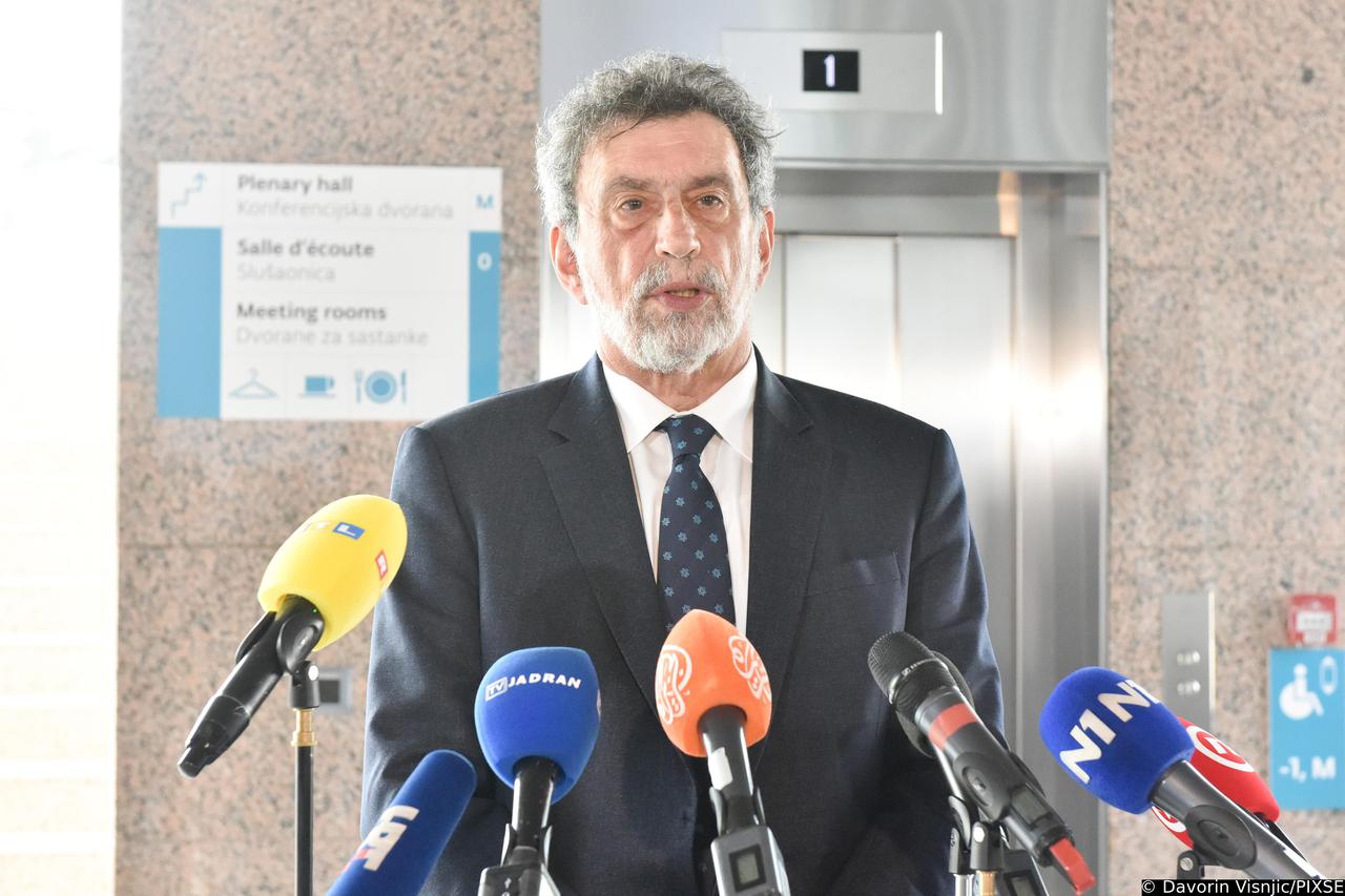 Zagreb: Nakon sjednice Vlade izjave su dali ministar Radovan Fuchs i Oleg Butković
