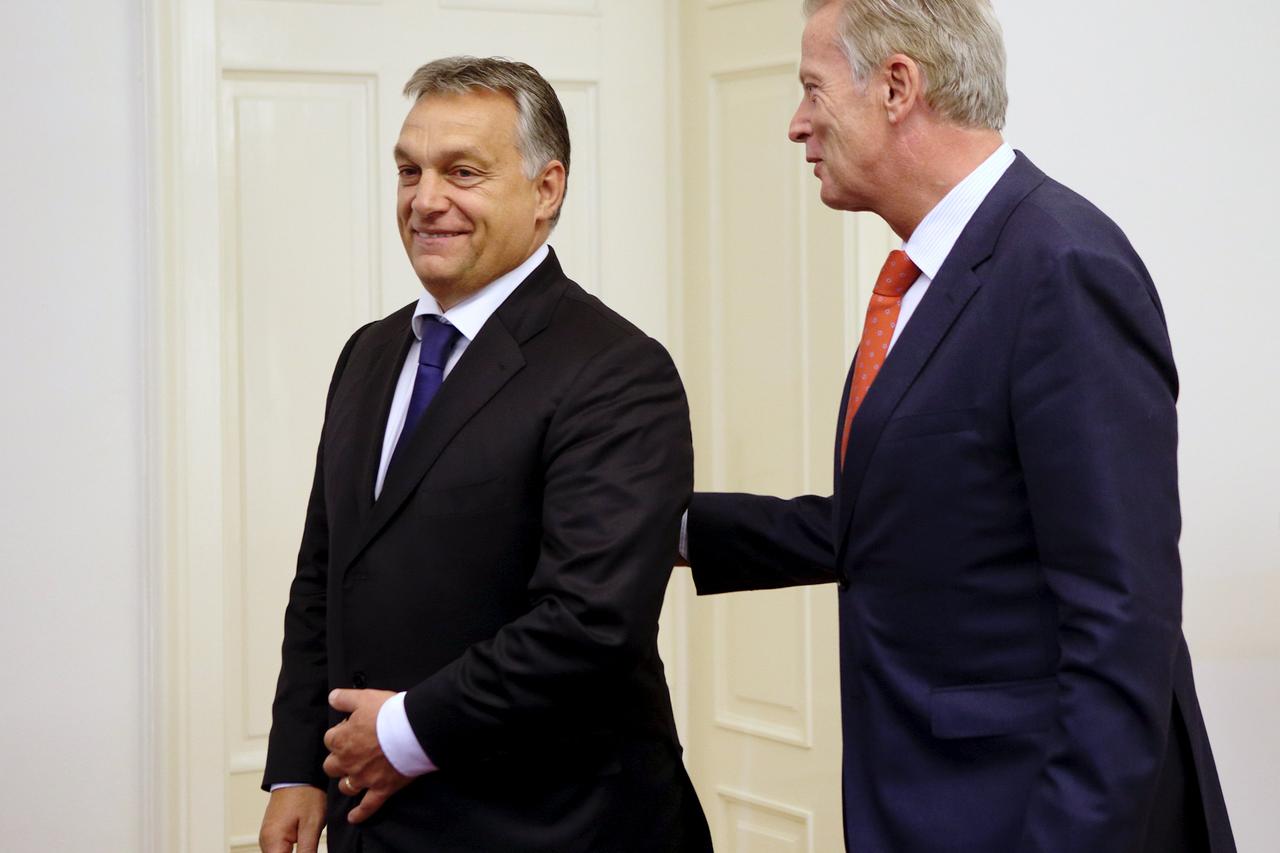 Hungary's Prime Minister Viktor Orban (L) and Austria's Vice Chancellor Reinhold Mitterlehner