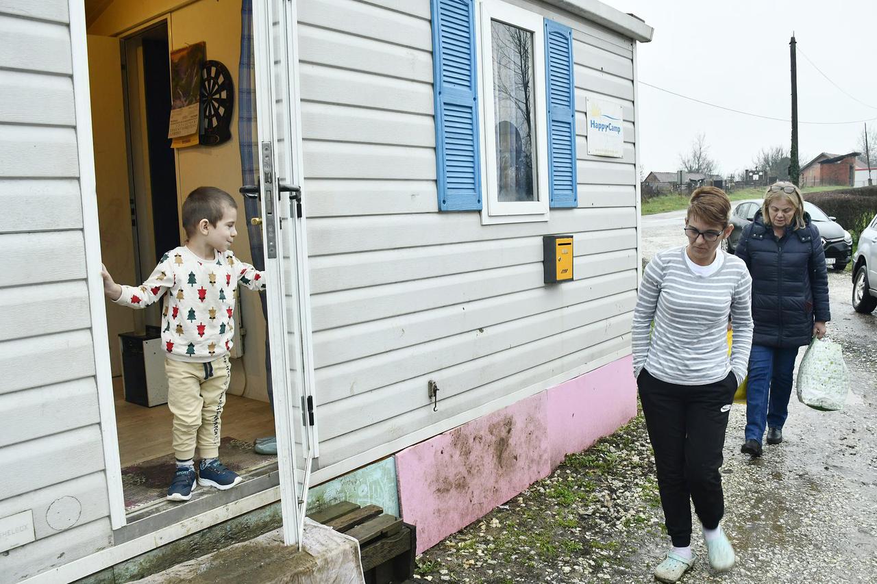 Reportaža s obiteljima koji su ostale bez kuća u potresu u Sisačko-moslavačkoj županiji