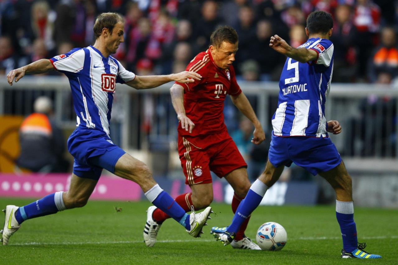 'Ivica Olic (C) of Bayern Munich challenges Roman Hubnik (L) and Andre Mijatovic of Hertha BSC Berlin during their German first division Bundesliga soccer match in Munich, October 15, 2011. It was Oli