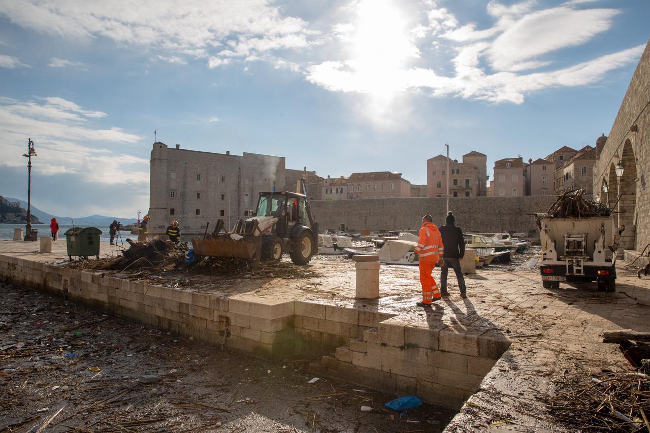 Čišćenje nanesenog otpada u staroj gradskoj luci u Dubrovniku