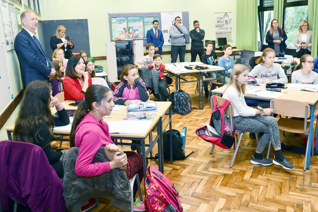 Ministrica Divjak uručila nastavnicima OŠ Vladimira Vidrića prijenosna računala