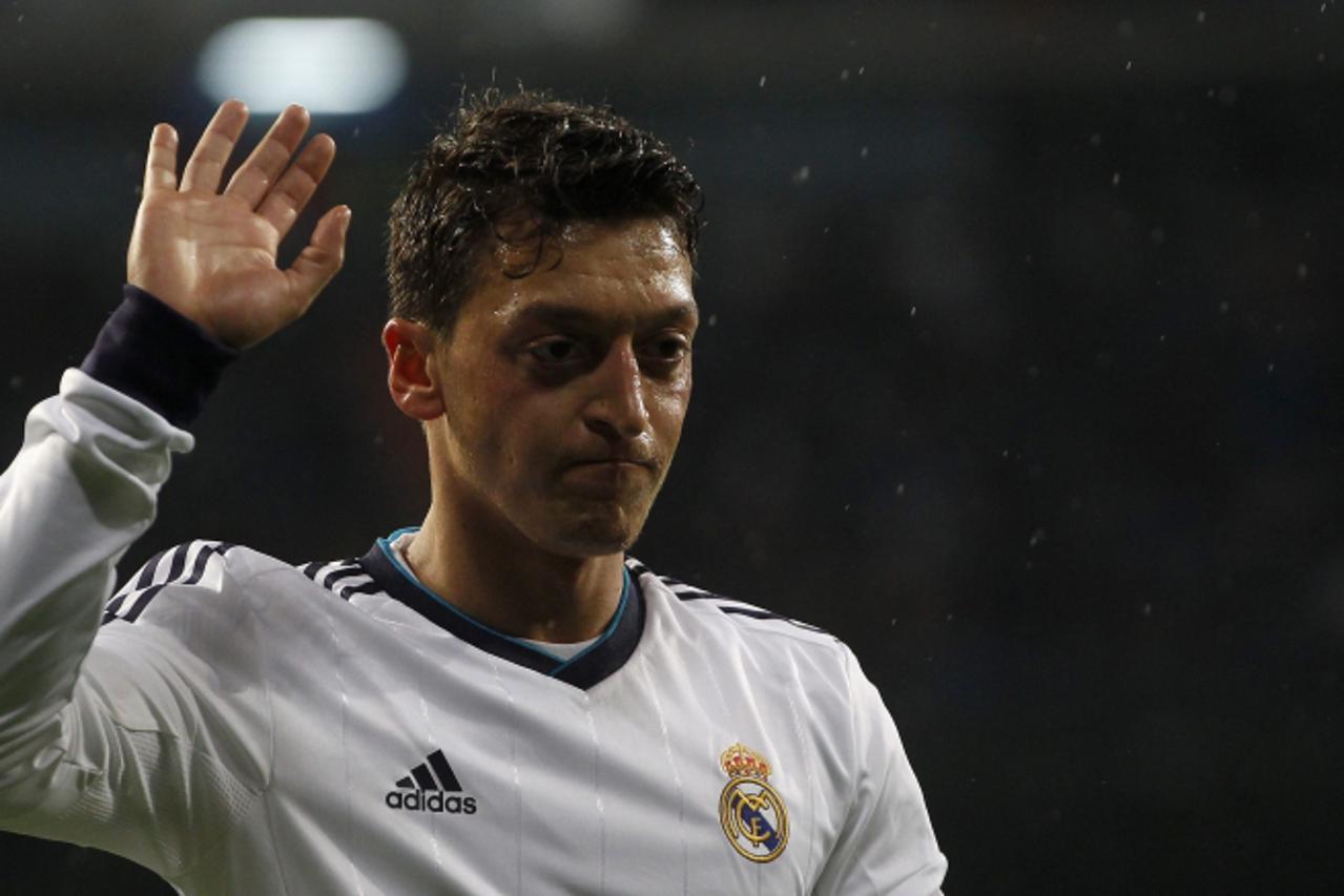 'Real Madrid\'s Mesut Ozil gesture during the Spanish first division soccer match against Rayo Vallecano at Santiago Bernabeu stadium in Madrid February 17, 2013.   REUTERS/Javier Barbancho   (SPAIN -