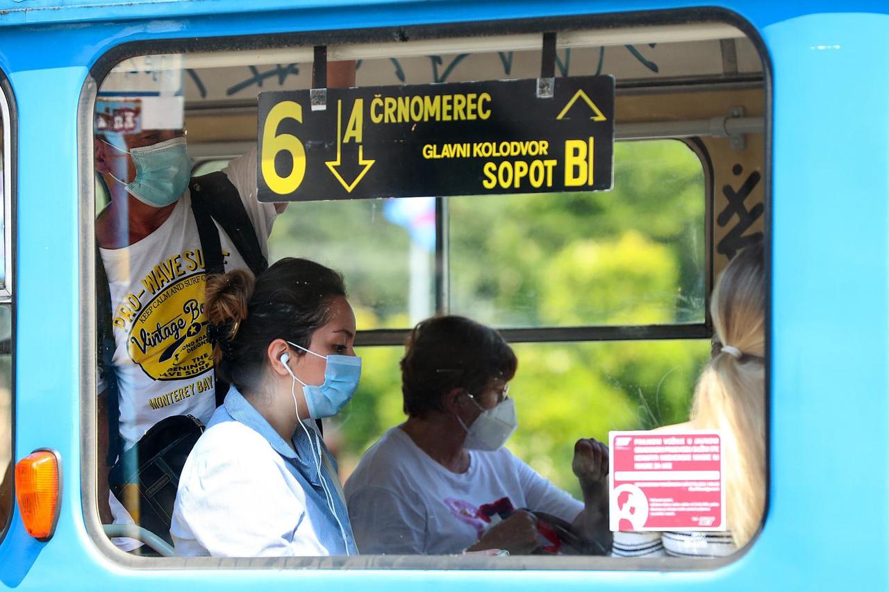 Zagreb: Građani nose zaštitne maske i u javnom prijevozu i na otvorenom