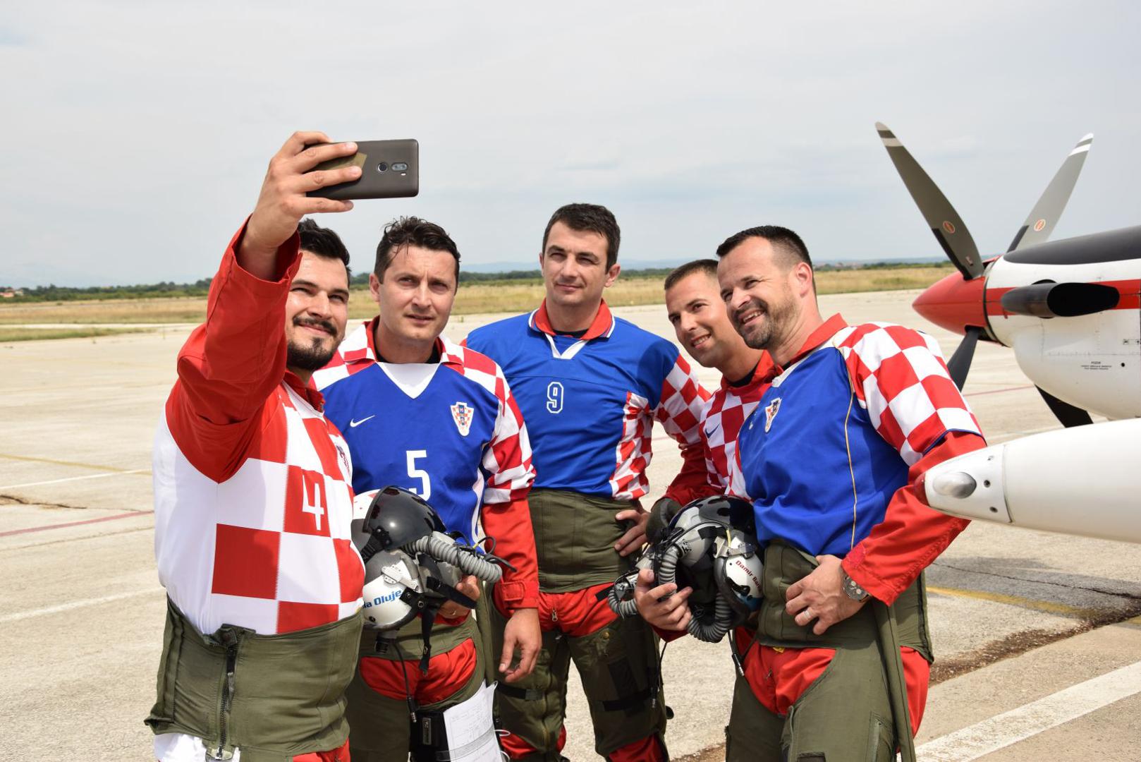 Kako bi bili u ozračju cijele Hrvatske koja dočekuje viceprvake svijeta i piloti „Krila Oluje“, kao i piloti borbenih aviona MiG 21, obukli su dresove hrvatske reprezentacije.