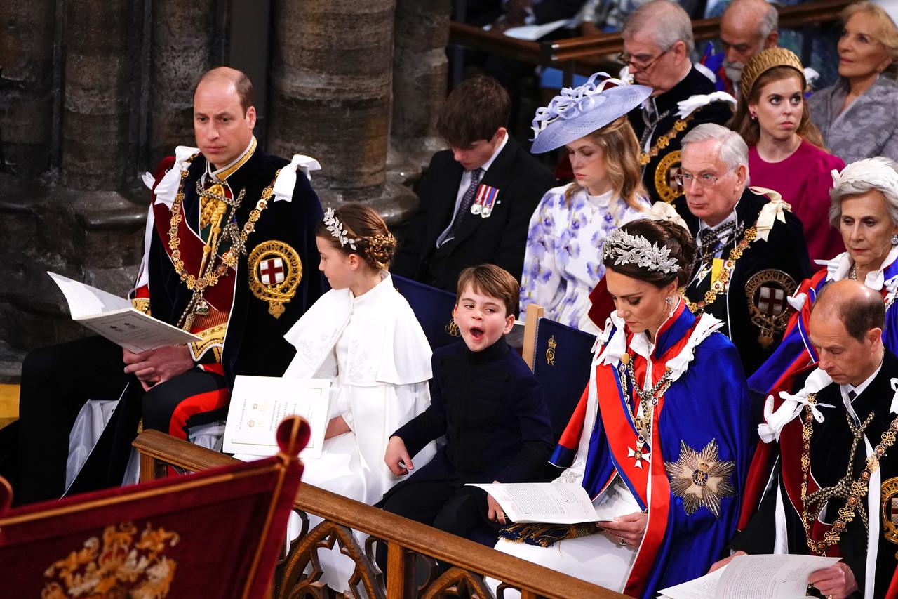 Prince Louis zijevao od dosade na krunidbi djeda, pazila ga princeza Charlotte