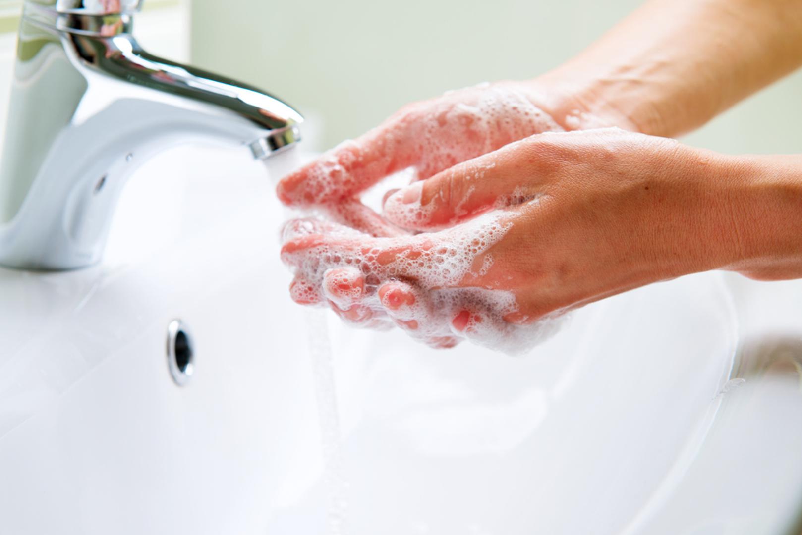 Uklonite neugodne mirise ribe i češnjaka s ruku tako da sodu koristite umjesto sapuna za ruke. Osim što će ruke nakon toga mirisati ugodno, vaša koža ruku bit će mekana i svilena. 