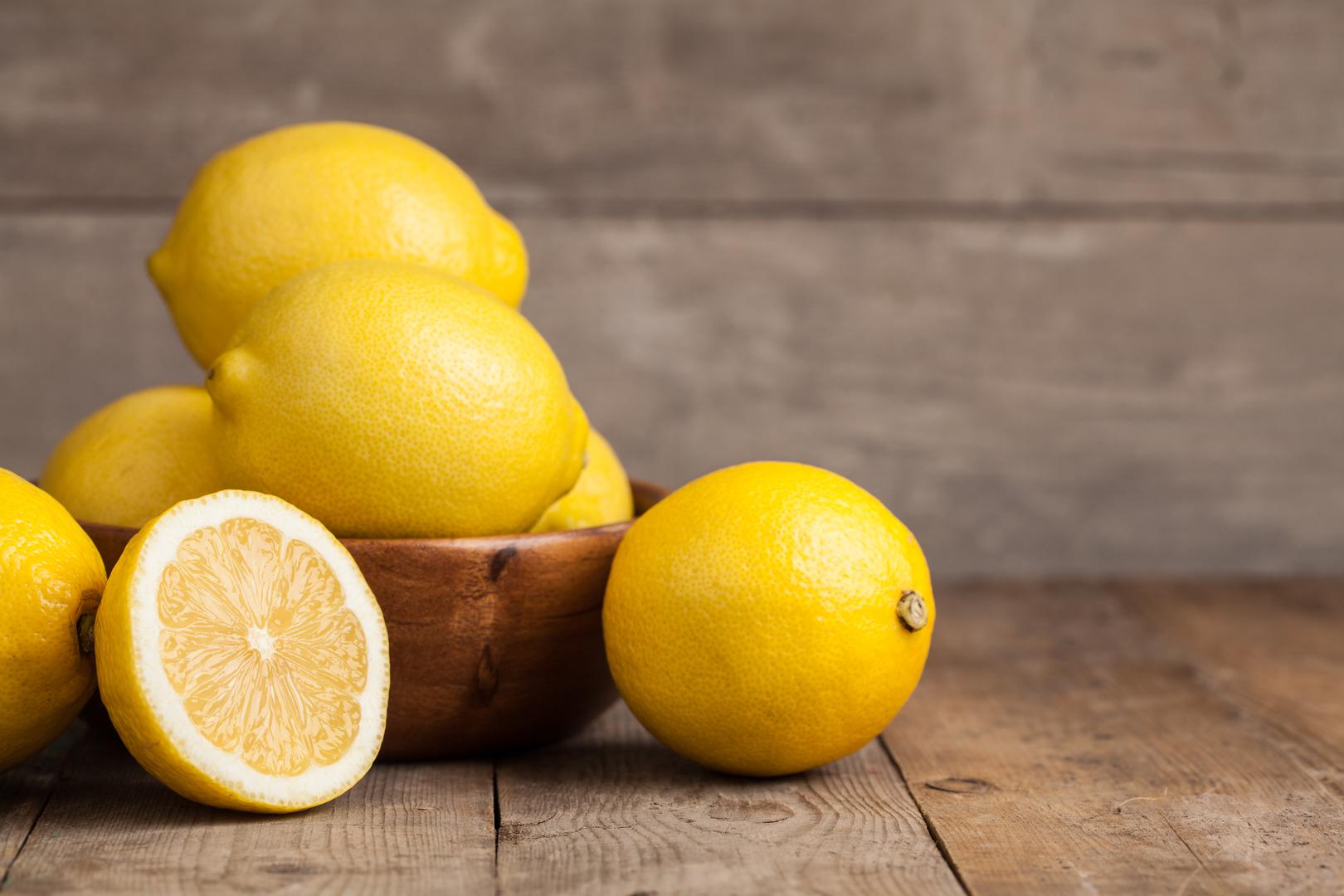 Citrusne kore: Jedan od najlakših načina korištenja limunovih kora je u drugim jelima. Da biste uživali u okusu limunovih kora, kombinirajte njihovu koricu sa soli kako biste stvorili aromatičnu citrusnu sol  za začiniti svoju omiljenu hranu. Također kore možete prokuhati u sirupu kako biste napravili kandirane kore.