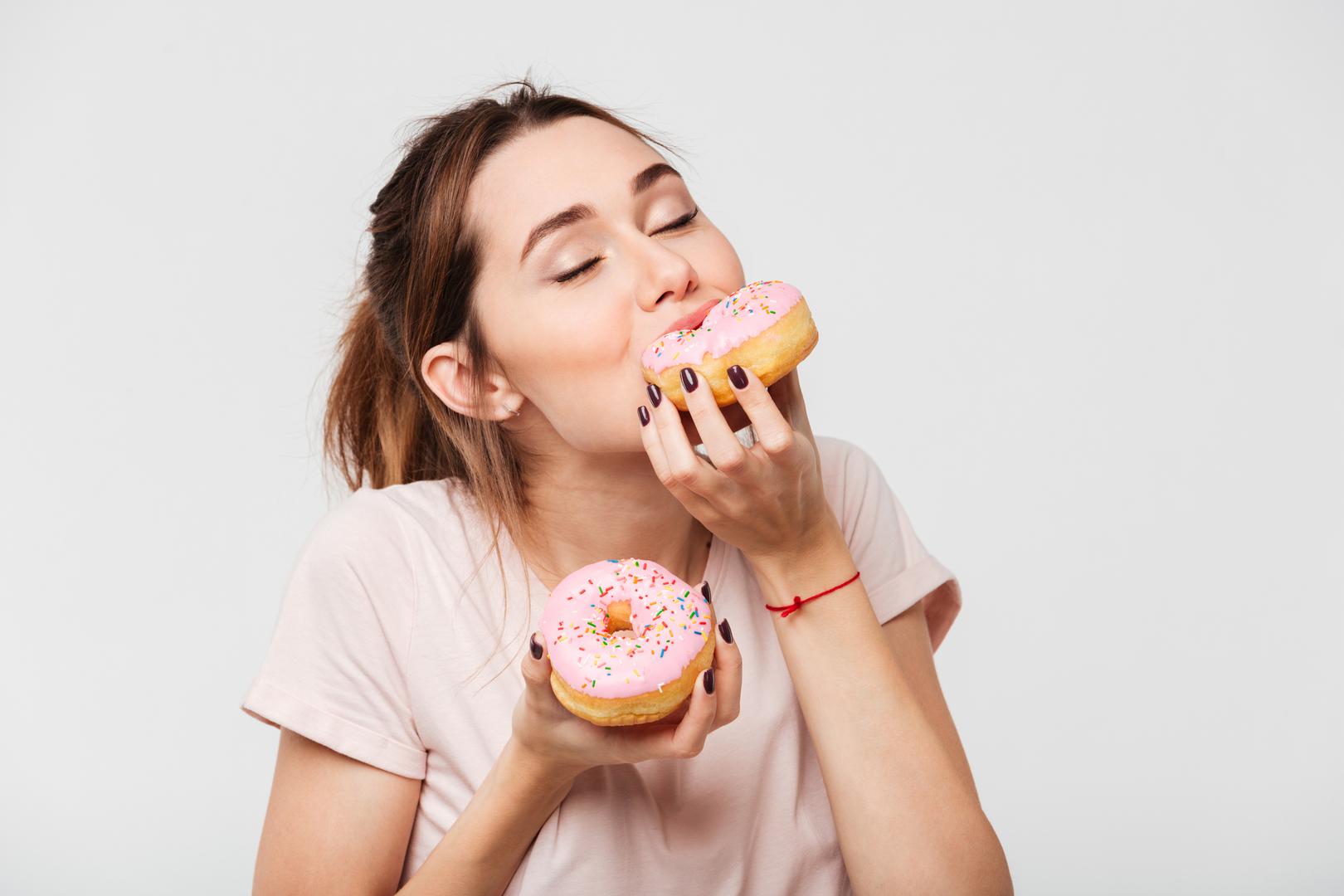 Kada je u pitanju svakodnevna prehrana, pretjerana konzumacija slatkih poslastica može uzrokovati probleme s leđima jer mnogo šećera dovodi do upale u tijelu.
