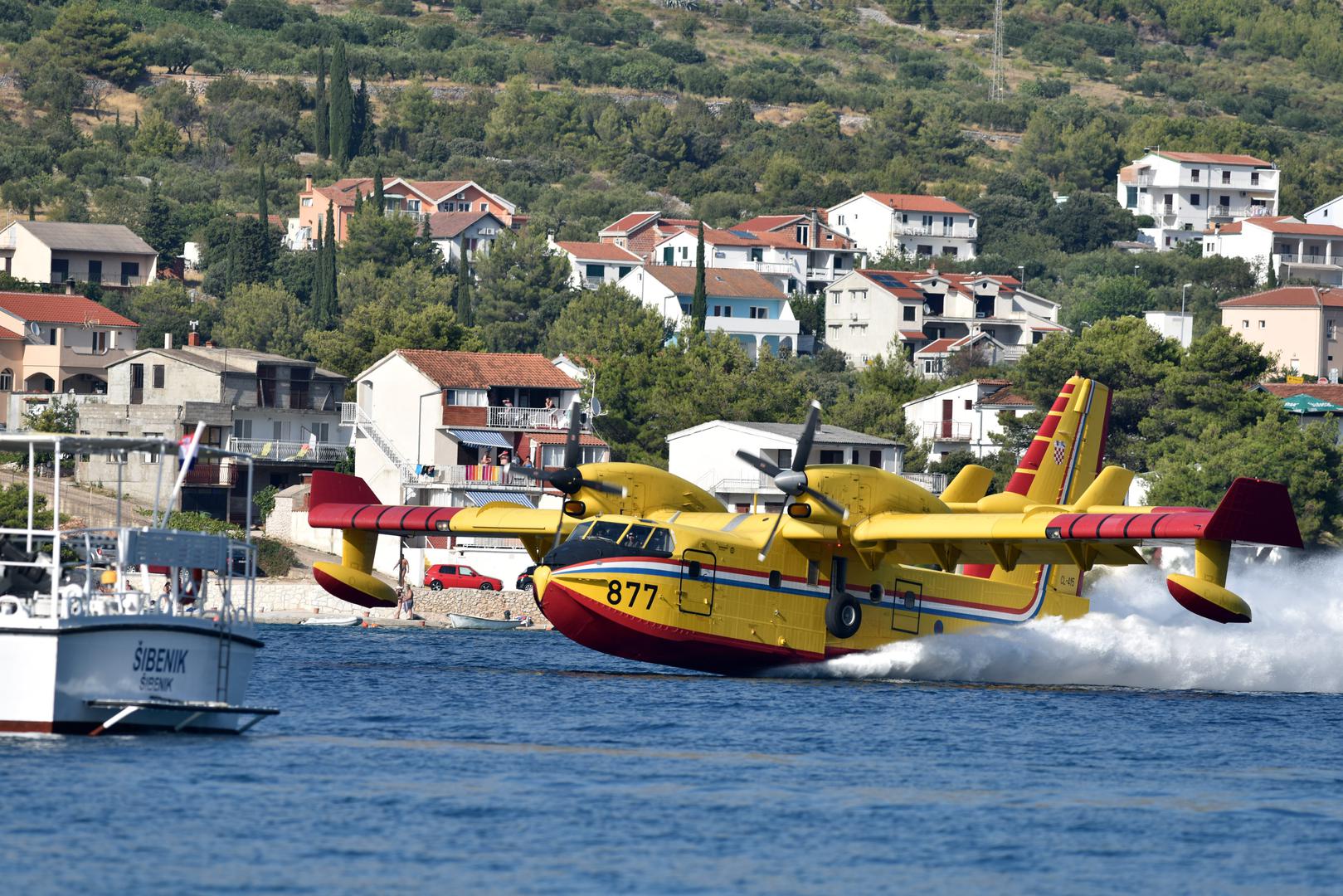 Osam protupožarnih aviona iz sastava Protupožarnih namjenski organiziranih snaga Oružanih snaga RH u subotu je angažirano na gašenju požara u Zadarskoj županiji.