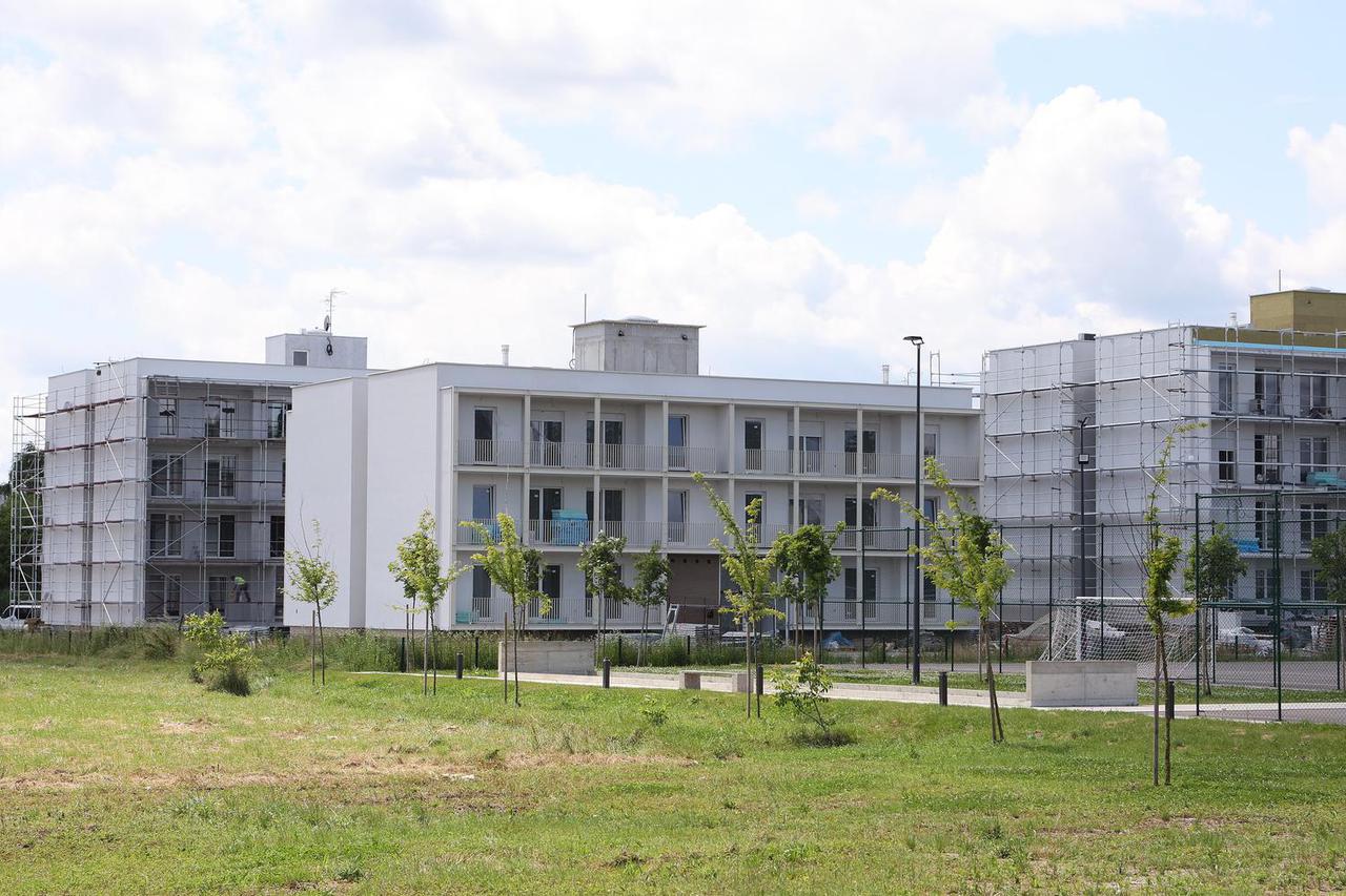Plenković obišao gradilište stambenih zgrada u Petrinji