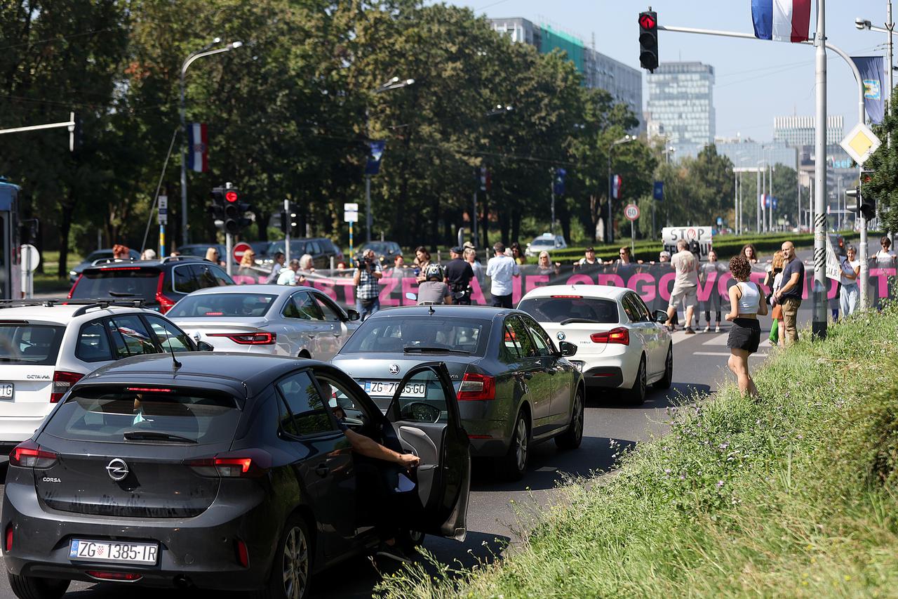 Ženske udruge blokirale promet u Zagrebu kako bi skrenule pozornost na akciju 'Sigurnost žena je odgovornost države'