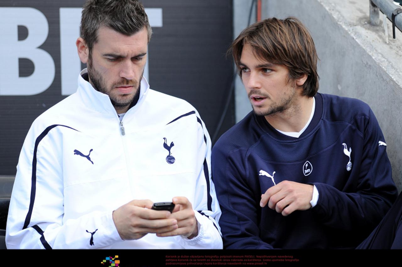 \'Tottenham Hotspur\'s Niko Kranjcar (right) and goalkeeper Stipe Pletikosa (left) before the match Photo: Press Association/Pixsell\'